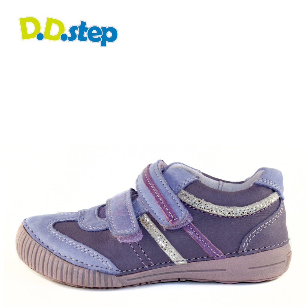 Premium quality shoes with genuine leather lining and upper in violet with purple and silver stripes and double velcro strap. Thanks to its high level of specialization, D.D. Step knows exactly what your child’s feet need, to develop properly in the various phases of growth. The exceptional comfort these shoes provide assure the well-being and happiness of your child.