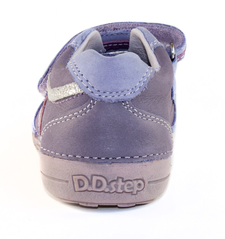 Premium quality shoes with genuine leather lining and upper in violet with purple and silver stripes and double velcro strap. Thanks to its high level of specialization, D.D. Step knows exactly what your child’s feet need, to develop properly in the various phases of growth. The exceptional comfort these shoes provide assure the well-being and happiness of your child.