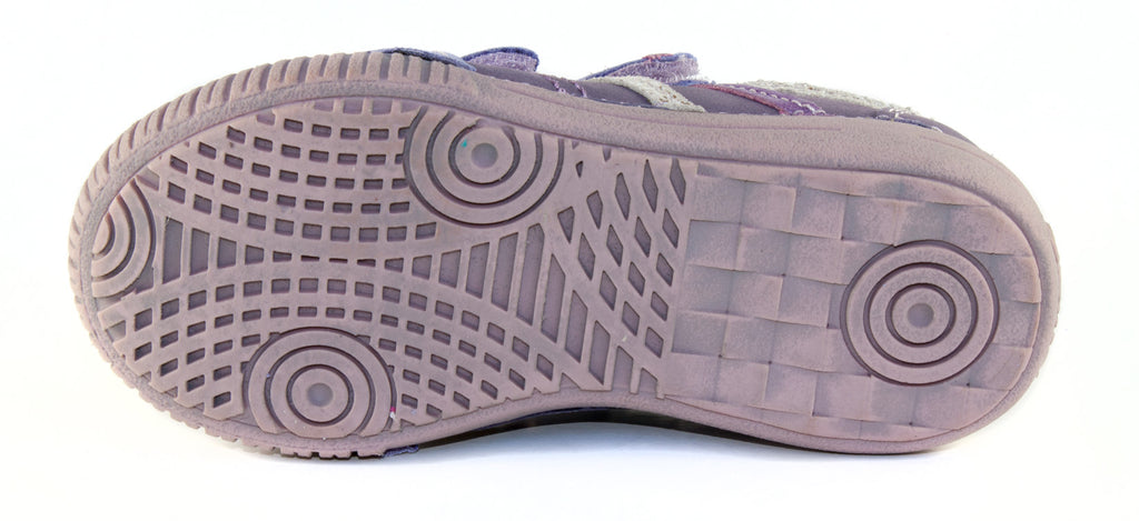 Premium quality shoes with genuine leather lining and upper in violet with purple and silver stripes and double velcro strap. Thanks to its high level of specialization, D.D. Step knows exactly what your child’s feet need, to develop properly in the various phases of growth. The exceptional comfort these shoes provide assure the well-being and happiness of your child.