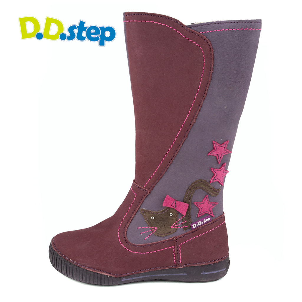 Premium quality trendy boots with faux fur lining and genuine leather upper in purple with cute cat decor. Thanks to its high level of specialization, D.D. Step knows exactly what your child’s feet need, to develop properly in the various phases of growth. The exceptional comfort these shoes provide assure the well-being and happiness of your child.