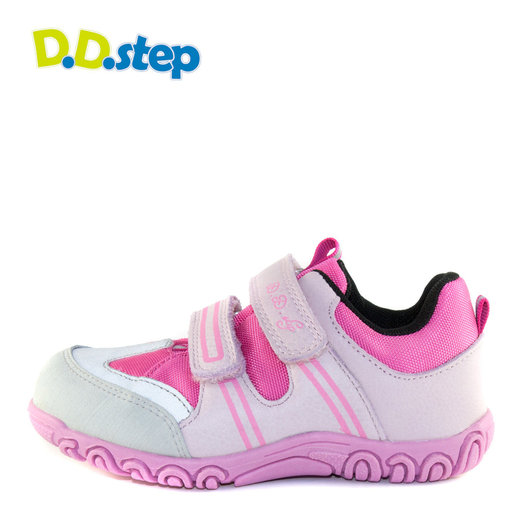 Premium quality shoes made of waterproof material and genuine leather in light pink color and double velcro strap. Thanks to its high level of specialization, D.D. Step knows exactly what your child’s feet need, to develop properly in the various phases of growth. The exceptional comfort these shoes provide assure the well-being and happiness of your child.