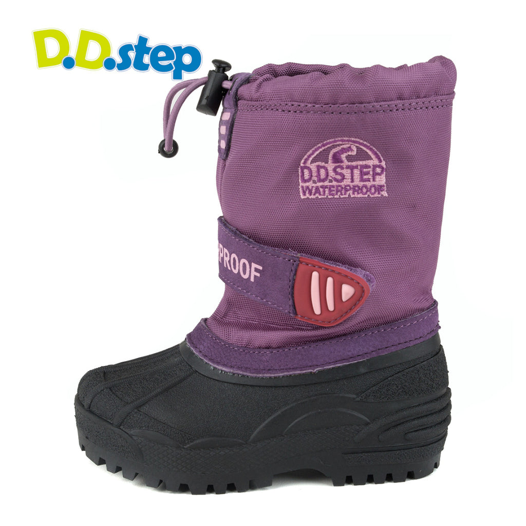 Premium quality snowboots with fleece insulation and waterproof upper in lavander color. Thanks to its high level of specialization, D.D. Step knows exactly what your child’s feet need, to develop properly in the various phases of growth. The exceptional comfort these shoes provide assure the well-being and happiness of your child.