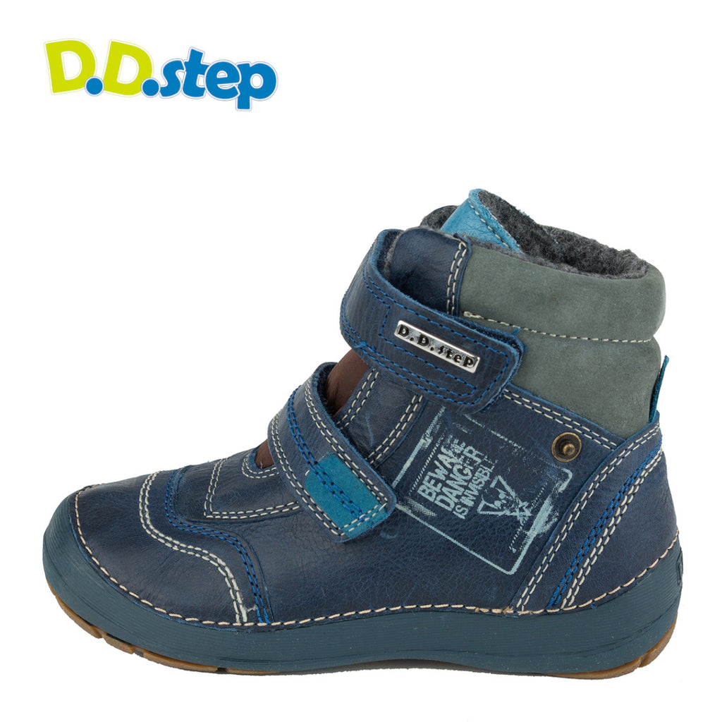 Premium quality high-top shoes with faux fur insulation and genuine leather upper in dark blue color. Thanks to its high level of specialization, D.D. Step knows exactly what your child’s feet need, to develop properly in the various phases of growth. The exceptional comfort these shoes provide assure the well-being and happiness of your child.