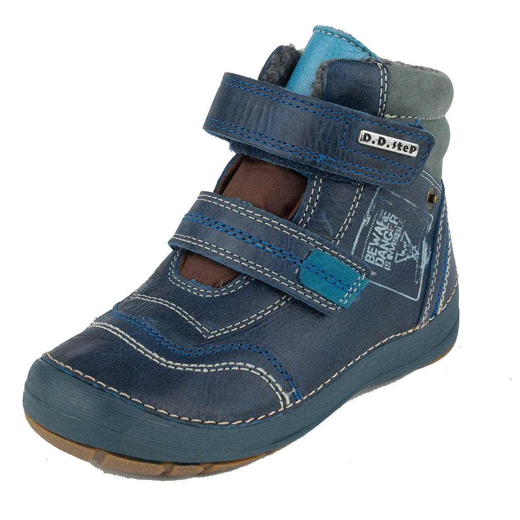 Premium quality high-top shoes with faux fur insulation and genuine leather upper in dark blue color. Thanks to its high level of specialization, D.D. Step knows exactly what your child’s feet need, to develop properly in the various phases of growth. The exceptional comfort these shoes provide assure the well-being and happiness of your child.