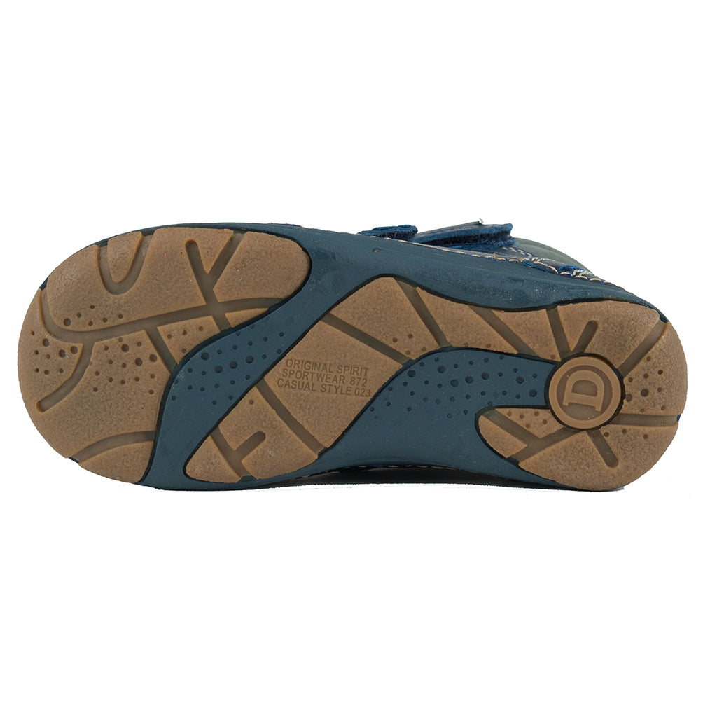 Premium quality high-top shoes with faux fur insulation and genuine leather upper in dark blue color. Thanks to its high level of specialization, D.D. Step knows exactly what your child’s feet need, to develop properly in the various phases of growth. The exceptional comfort these shoes provide assure the well-being and happiness of your child.
