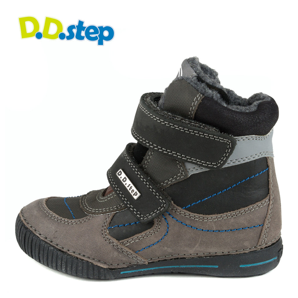 Premium quality high-top shoes with faux fur insulation and genuine leather upper in grey and black color. Thanks to its high level of specialization, D.D. Step knows exactly what your child’s feet need, to develop properly in the various phases of growth. The exceptional comfort these shoes provide assure the well-being and happiness of your child.
