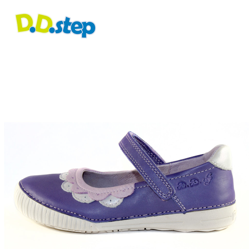 Premium quality dress shoes with genuine leather lining and upper in purple with light purple and silver decor and single velcro strap. Thanks to its high level of specialization, D.D. Step knows exactly what your child’s feet need, to develop properly in the various phases of growth. The exceptional comfort these shoes provide assure the well-being and happiness of your child.