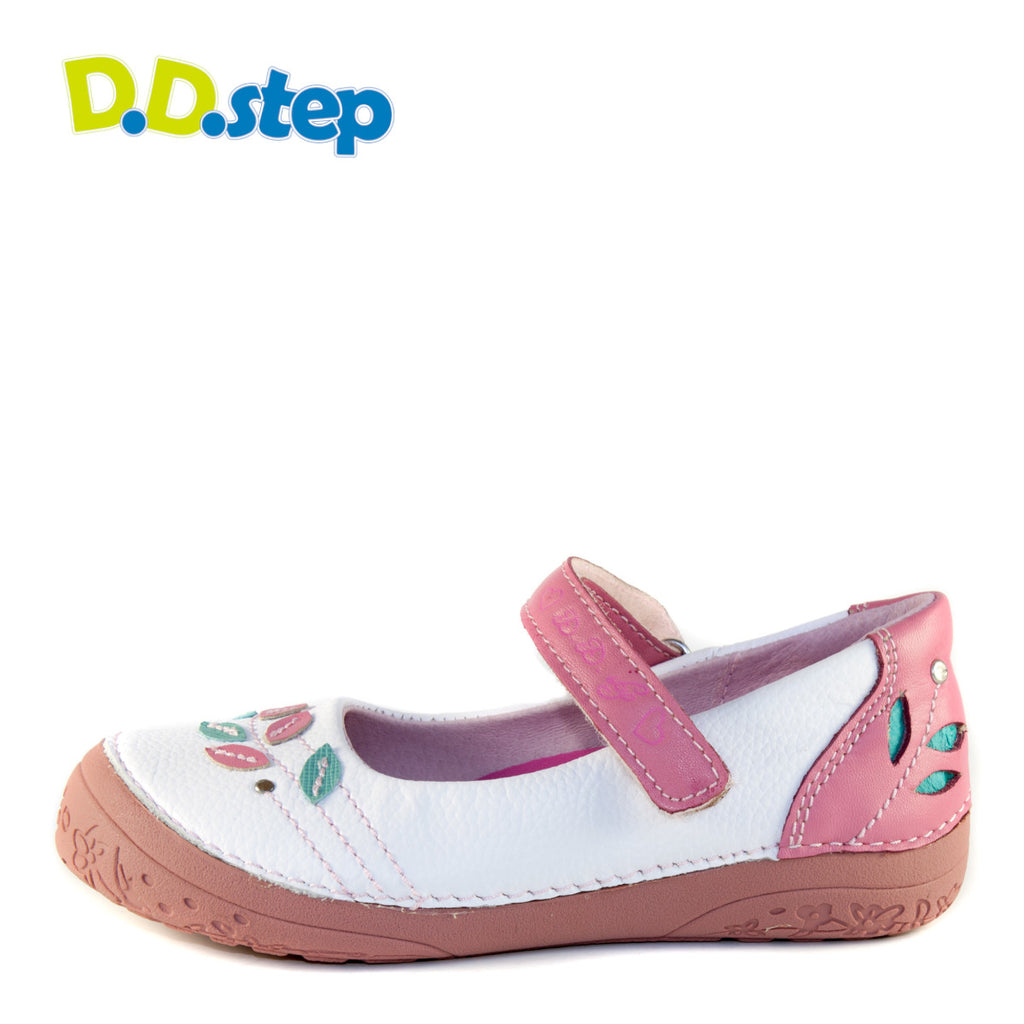 Premium quality dress shoes with genuine leather lining and upper in white and pink with leaf decor and single velcro strap. Thanks to its high level of specialization, D.D. Step knows exactly what your child’s feet need, to develop properly in the various phases of growth. The exceptional comfort these shoes provide assure the well-being and happiness of your child.