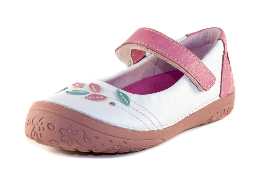 Premium quality dress shoes with genuine leather lining and upper in white and pink with leaf decor and single velcro strap. Thanks to its high level of specialization, D.D. Step knows exactly what your child’s feet need, to develop properly in the various phases of growth. The exceptional comfort these shoes provide assure the well-being and happiness of your child.