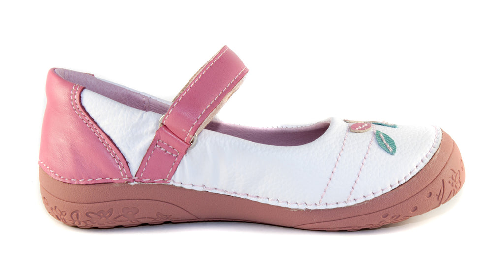 Premium quality dress shoes with genuine leather lining and upper in white and pink with leaf decor and single velcro strap. Thanks to its high level of specialization, D.D. Step knows exactly what your child’s feet need, to develop properly in the various phases of growth. The exceptional comfort these shoes provide assure the well-being and happiness of your child.