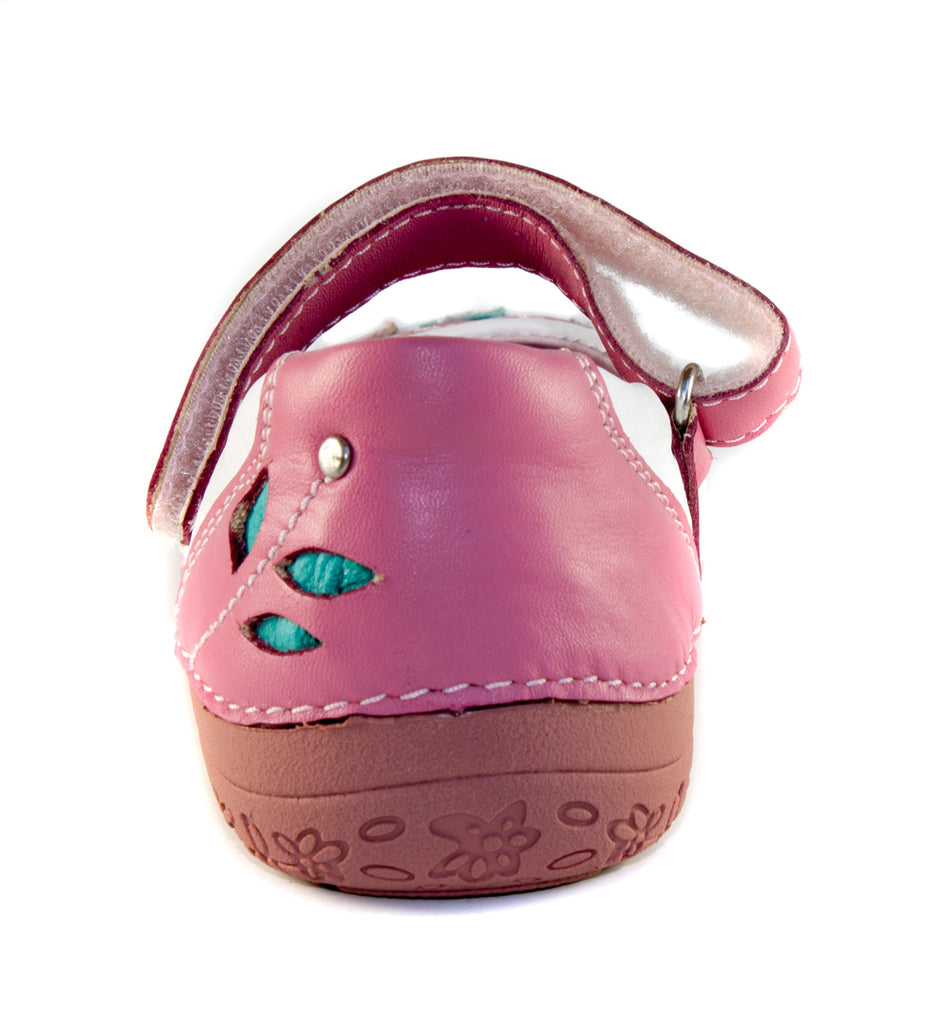 Premium quality dress shoes with genuine leather lining and upper in white and pink with leaf decor and single velcro strap. Thanks to its high level of specialization, D.D. Step knows exactly what your child’s feet need, to develop properly in the various phases of growth. The exceptional comfort these shoes provide assure the well-being and happiness of your child.
