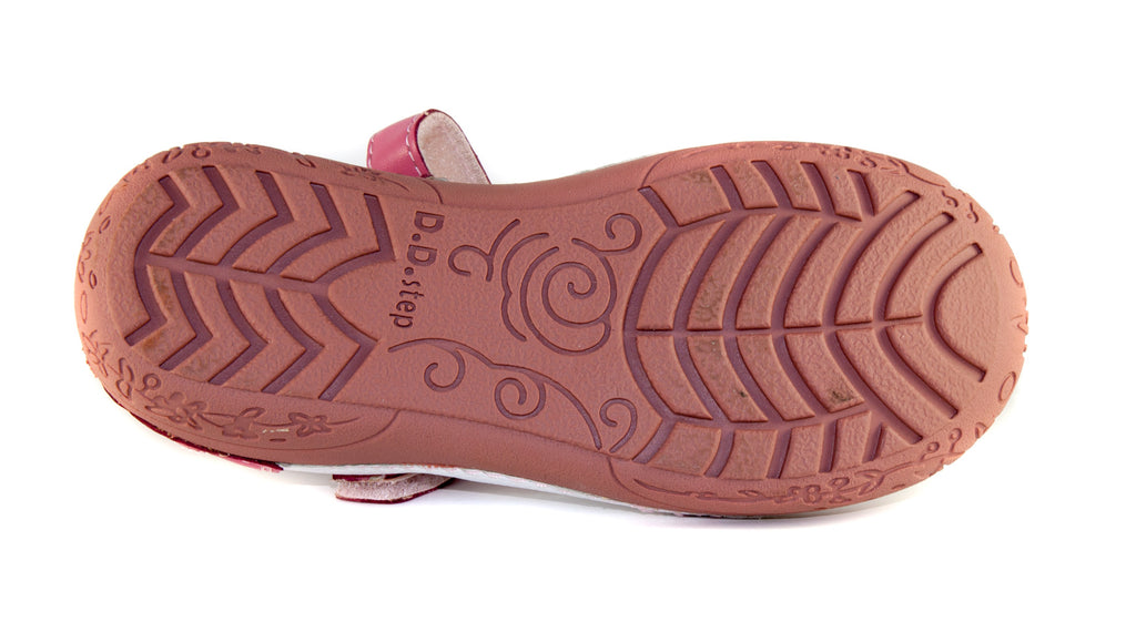 Premium quality dress shoes with genuine leather lining and upper in white and pink with leaf decor and single velcro strap. Thanks to its high level of specialization, D.D. Step knows exactly what your child’s feet need, to develop properly in the various phases of growth. The exceptional comfort these shoes provide assure the well-being and happiness of your child.