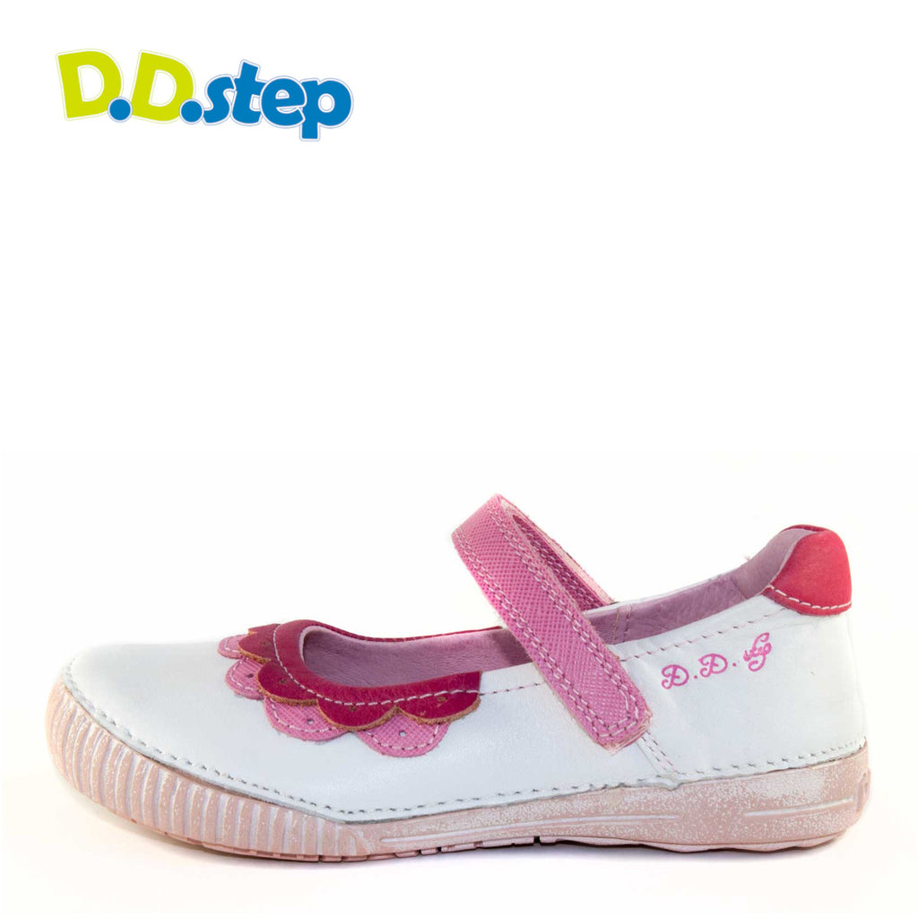Premium quality dress shoes with genuine leather lining and upper in white with pink decor and single velcro strap. Thanks to its high level of specialization, D.D. Step knows exactly what your child’s feet need, to develop properly in the various phases of growth. The exceptional comfort these shoes provide assure the well-being and happiness of your child.