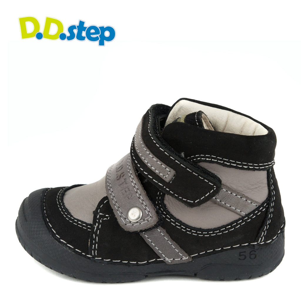 Premium quality first walker boots with genuine leather lining and upper in grey and black. Thanks to its high level of specialization, D.D. Step knows exactly what your child’s feet need, to develop properly in the various phases of growth. The exceptional comfort these shoes provide assure the well-being and happiness of your child.