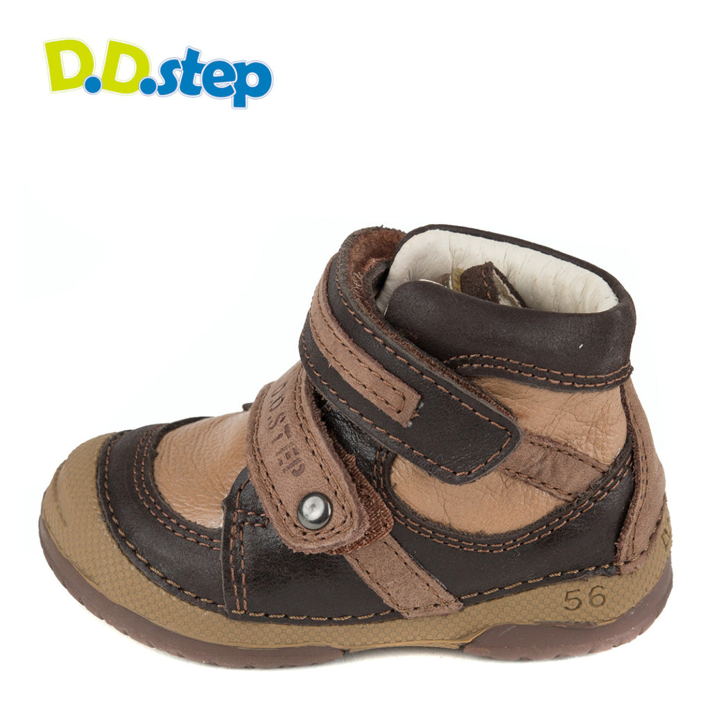 Premium quality first walker boots with genuine leather lining and upper in brown. Thanks to its high level of specialization, D.D. Step knows exactly what your child’s feet need, to develop properly in the various phases of growth. The exceptional comfort these shoes provide assure the well-being and happiness of your child.