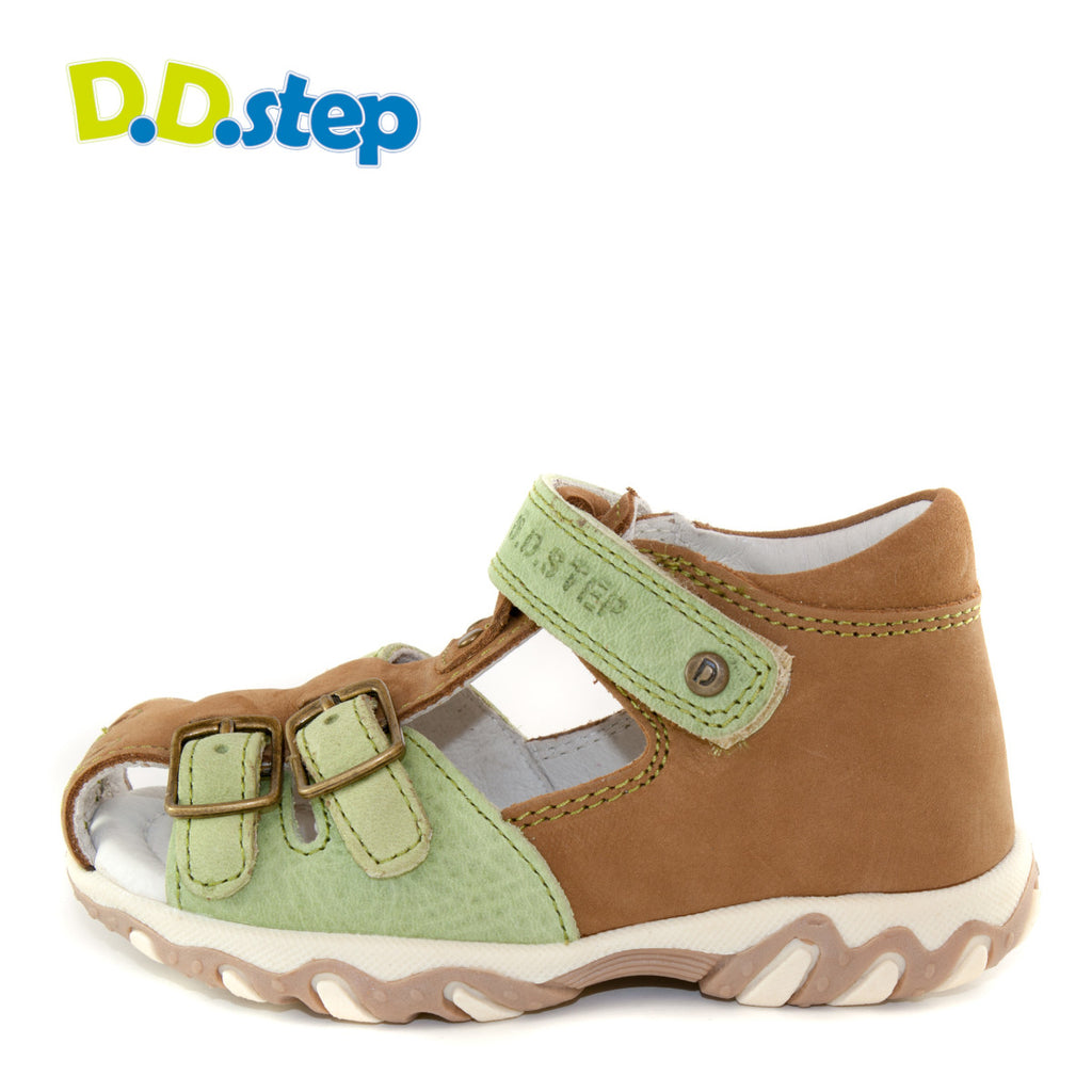 Premium quality first walker sandals with genuine leather lining and upper in brown and khaki. Thanks to its high level of specialization, D.D. Step knows exactly what your child’s feet need, to develop properly in the various phases of growth. The exceptional comfort these shoes provide assure the well-being and happiness of your child.