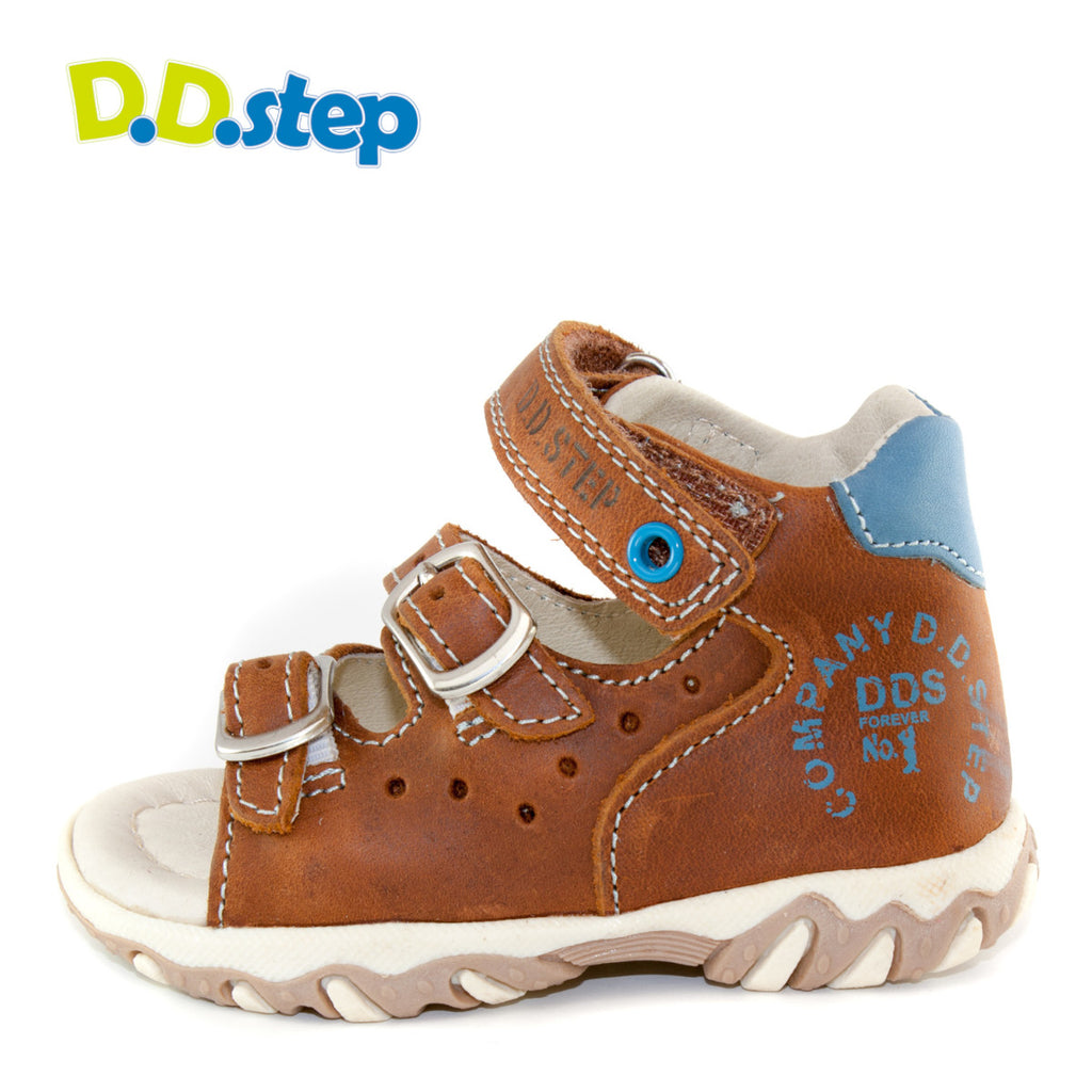 Premium quality first walker sandals with genuine leather lining and upper in brown color and buckles. Thanks to its high level of specialization, D.D. Step knows exactly what your child’s feet need, to develop properly in the various phases of growth. The exceptional comfort these shoes provide assure the well-being and happiness of your child.