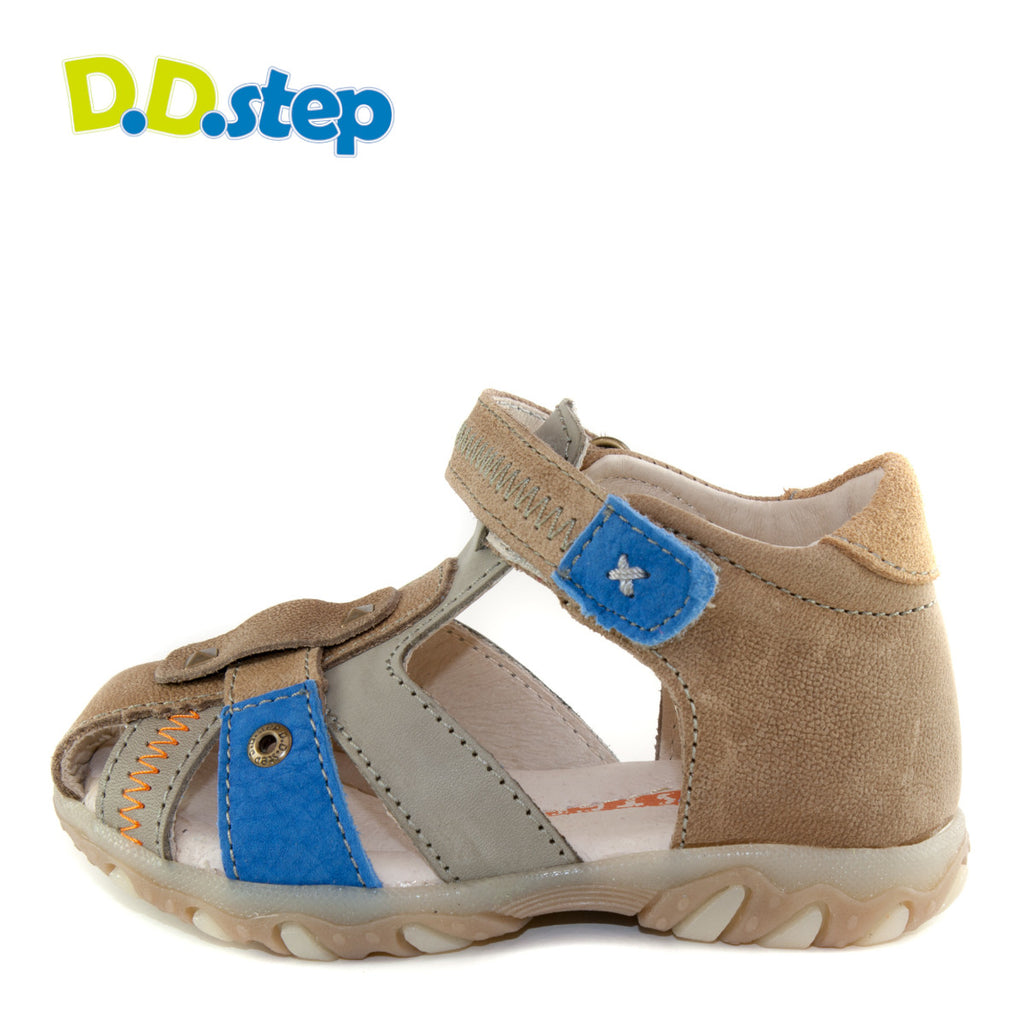 Premium quality first walker sandals with genuine leather lining and upper in grey, brown and blue. Thanks to its high level of specialization, D.D. Step knows exactly what your child’s feet need, to develop properly in the various phases of growth. The exceptional comfort these shoes provide assure the well-being and happiness of your child.