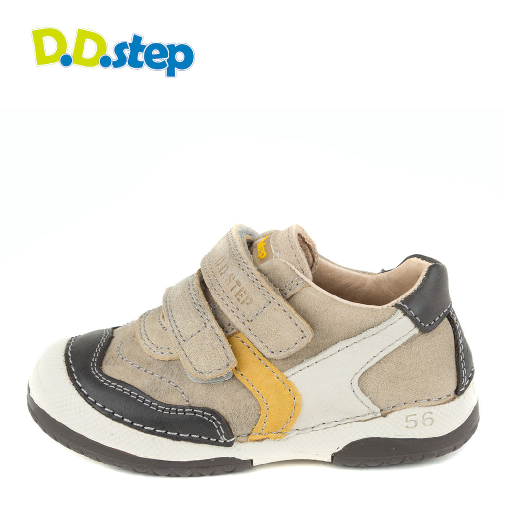 Premium quality first walker with genuine leather lining and upper in beige with yellow and white stripe. Thanks to its high level of specialization, D.D. Step knows exactly what your child’s feet need, to develop properly in the various phases of growth. The exceptional comfort these shoes provide assure the well-being and happiness of your child.