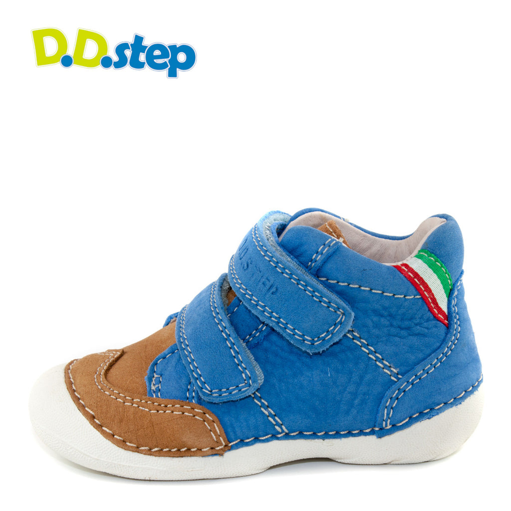 Premium quality first walker with genuine leather lining and upper in light blue with star on the side. Thanks to its high level of specialization, D.D. Step knows exactly what your child’s feet need, to develop properly in the various phases of growth. The exceptional comfort these shoes provide assure the well-being and happiness of your child.