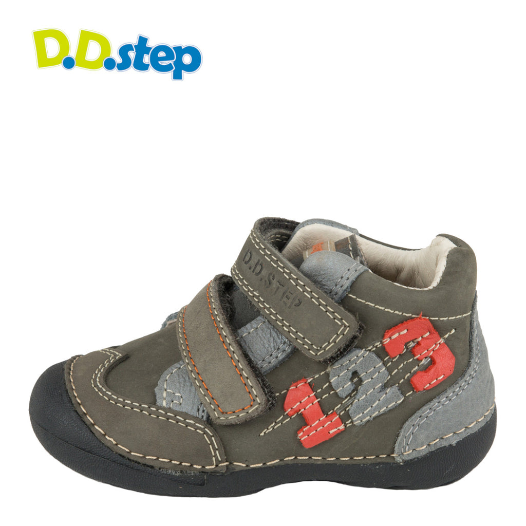Premium quality first walker with genuine leather lining and upper in brown and grey color with numbers on the side. Thanks to its high level of specialization, D.D. Step knows exactly what your child’s feet need, to develop properly in the various phases of growth. The exceptional comfort these shoes provide assure the well-being and happiness of your child.