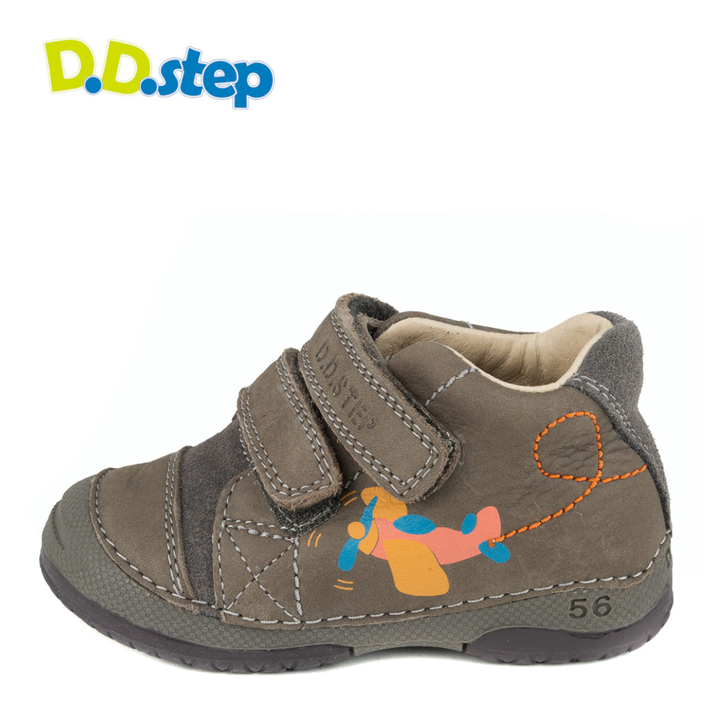Premium quality first walker with genuine leather lining and upper in brown with orange aeroplane on the side. Thanks to its high level of specialization, D.D. Step knows exactly what your child’s feet need, to develop properly in the various phases of growth. The exceptional comfort these shoes provide assure the well-being and happiness of your child.