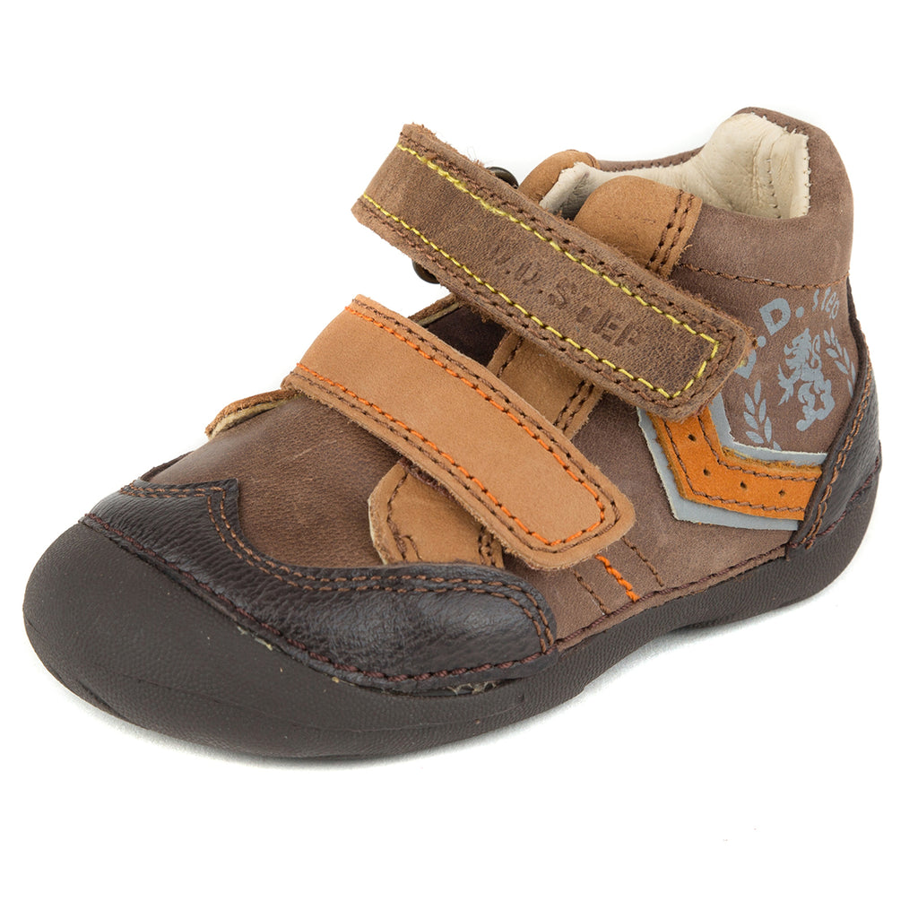 Premium quality first walker with genuine leather lining and upper in brown with orange stripe on the side. Thanks to its high level of specialization, D.D. Step knows exactly what your child’s feet need, to develop properly in the various phases of growth. The exceptional comfort these shoes provide assure the well-being and happiness of your child.