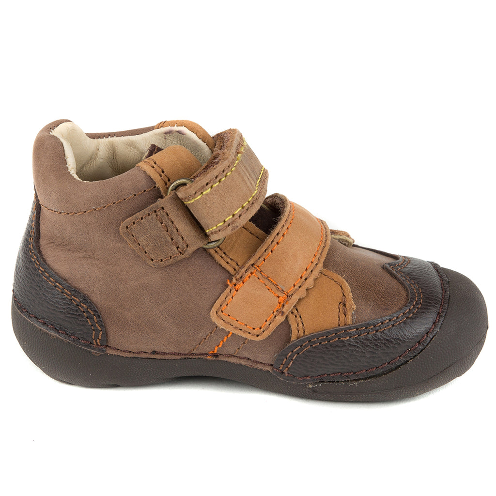 Premium quality first walker with genuine leather lining and upper in brown with orange stripe on the side. Thanks to its high level of specialization, D.D. Step knows exactly what your child’s feet need, to develop properly in the various phases of growth. The exceptional comfort these shoes provide assure the well-being and happiness of your child.