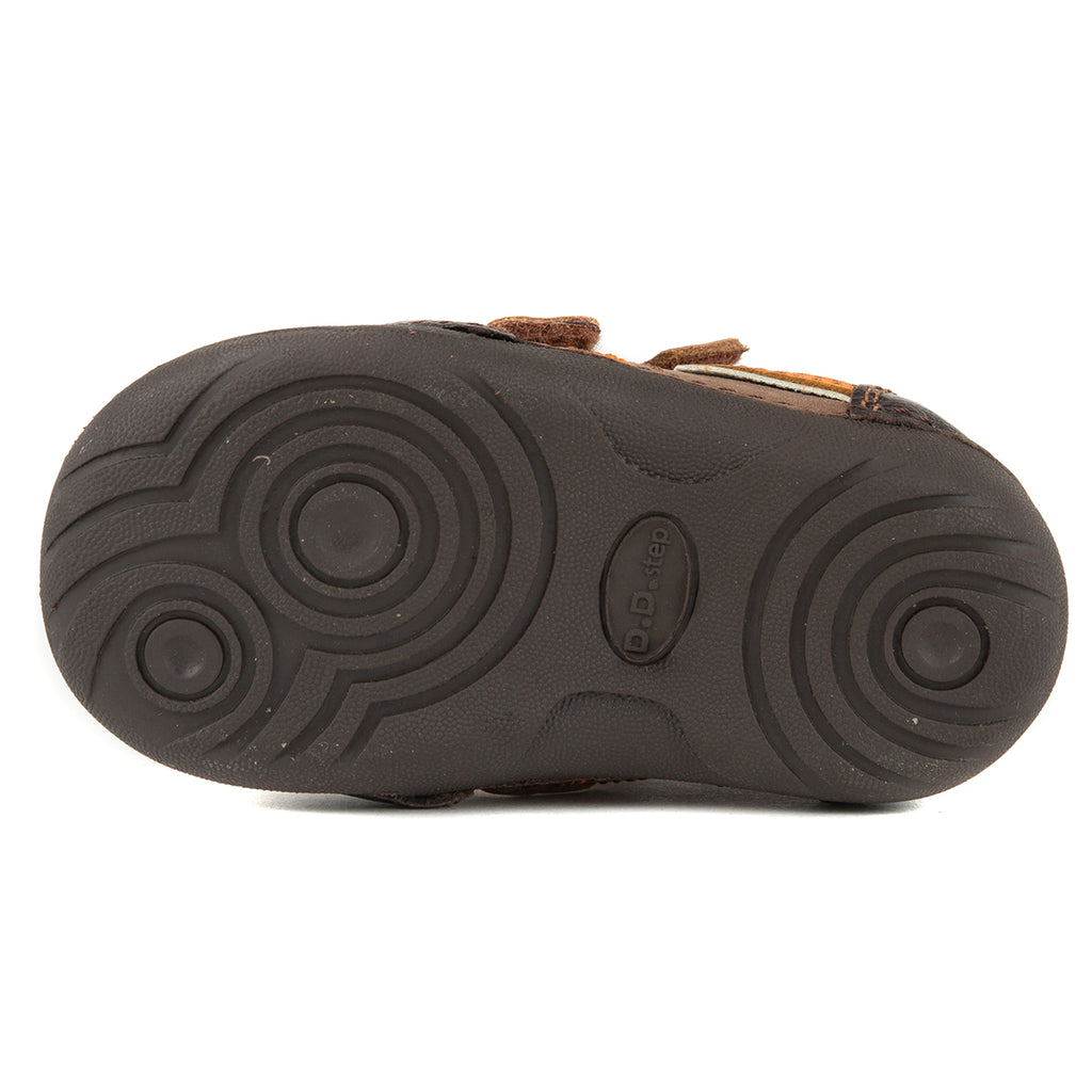 Premium quality first walker with genuine leather lining and upper in brown with orange stripe on the side. Thanks to its high level of specialization, D.D. Step knows exactly what your child’s feet need, to develop properly in the various phases of growth. The exceptional comfort these shoes provide assure the well-being and happiness of your child.