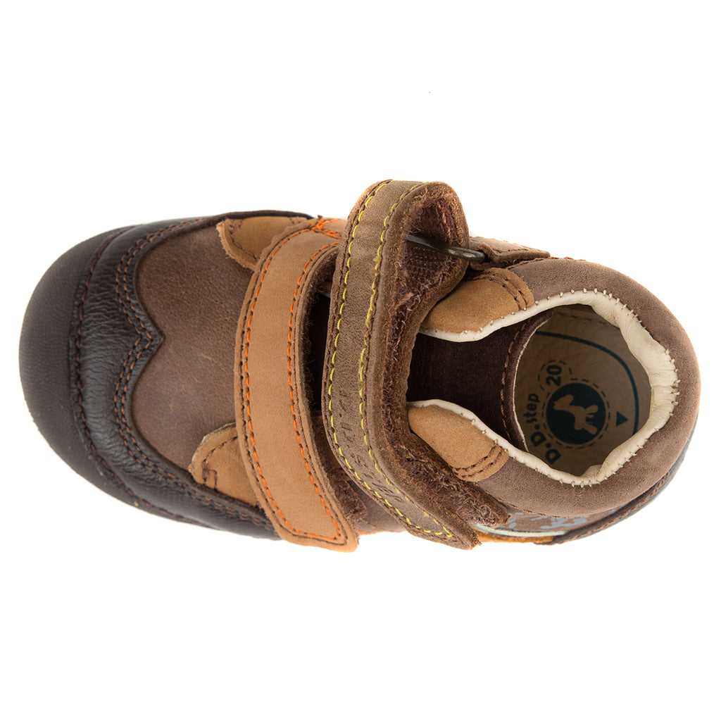 Premium quality first walker with genuine leather lining and upper in brown with orange stripe on the side. Thanks to its high level of specialization, D.D. Step knows exactly what your child’s feet need, to develop properly in the various phases of growth. The exceptional comfort these shoes provide assure the well-being and happiness of your child.