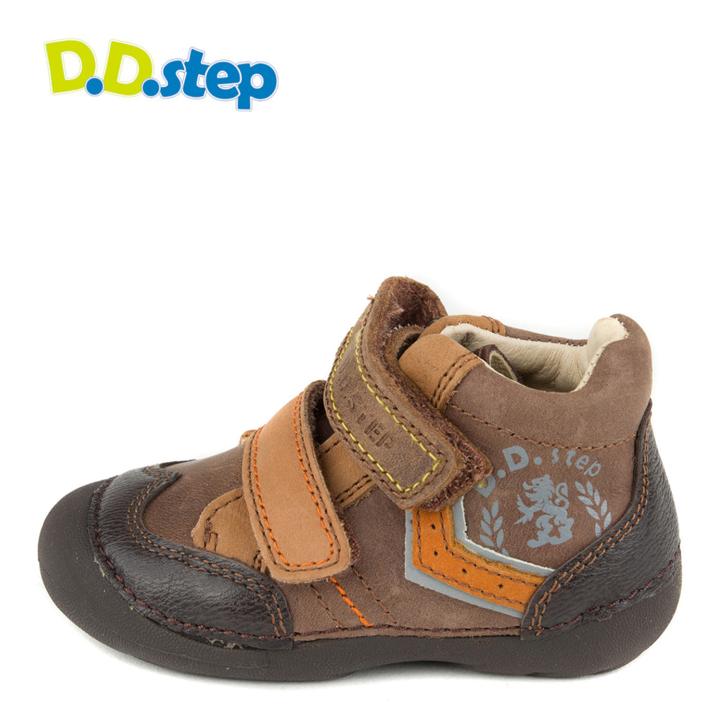Premium quality first walker with genuine leather lining and upper in brown with orange stripe on the side. Thanks to its high level of specialization, D.D. Step knows exactly what your child’s feet need, to develop properly in the various phases of growth. The exceptional comfort these shoes provide assure the well-being and happiness of your child.