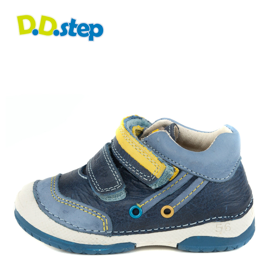Premium quality first walker with genuine leather lining and upper in dark blue with yellow and blue decor. Thanks to its high level of specialization, D.D. Step knows exactly what your child’s feet need, to develop properly in the various phases of growth. The exceptional comfort these shoes provide assure the well-being and happiness of your child.