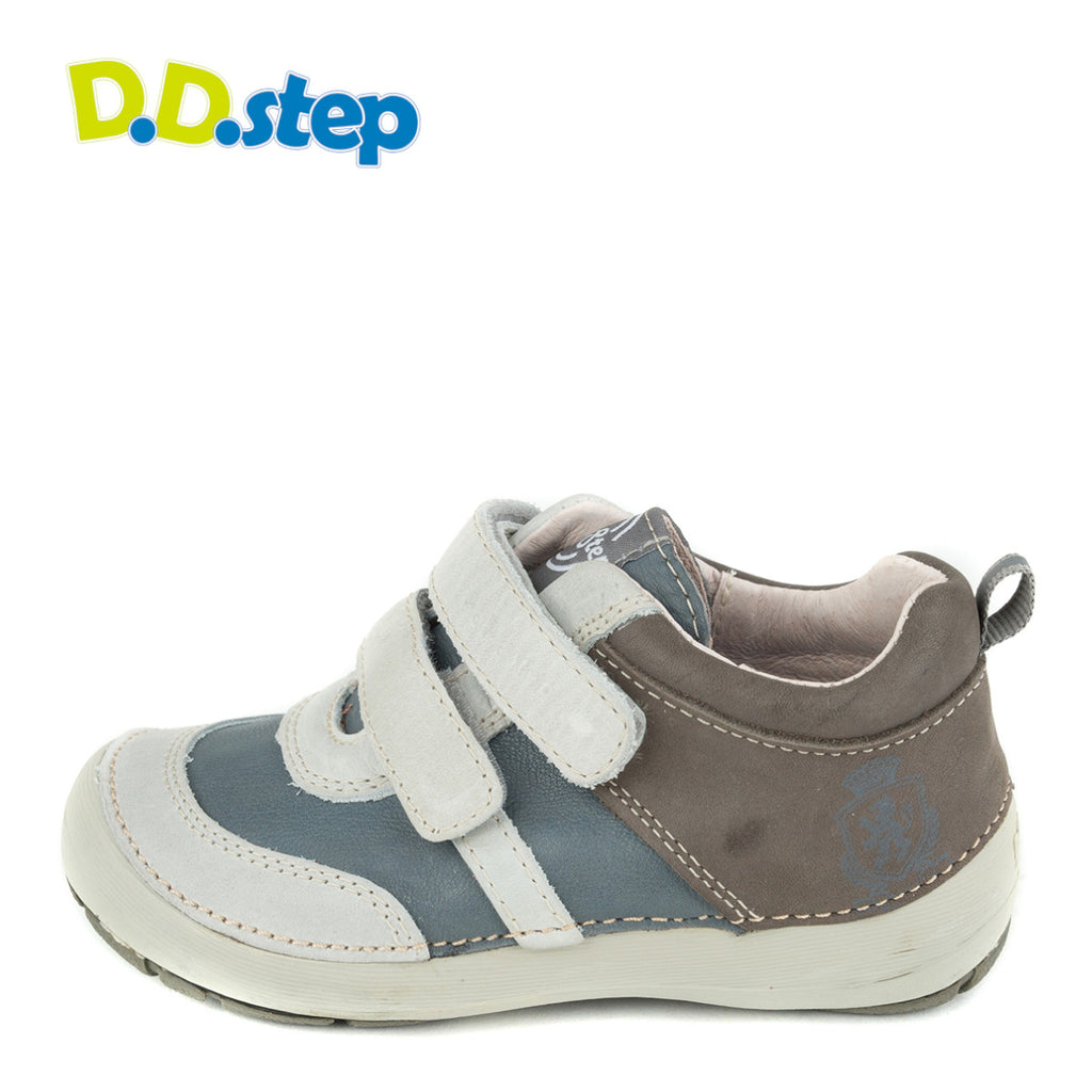 Premium quality sneaker with genuine leather lining and upper grey and brown. Thanks to its high level of specialization, D.D. Step knows exactly what your child’s feet need, to develop properly in the various phases of growth. The exceptional comfort these shoes provide assure the well-being and happiness of your child.