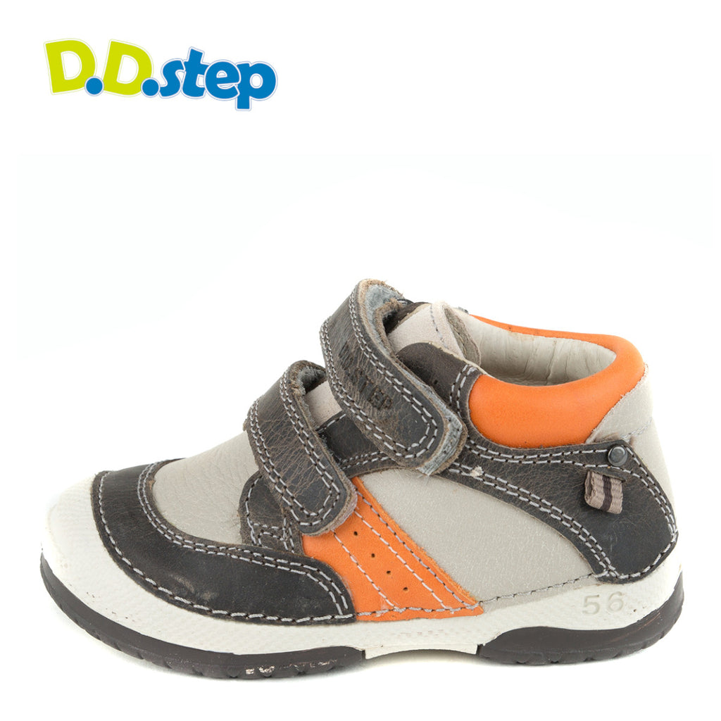 Premium quality first walker with genuine leather lining and upper in grey with orange and black decor. Thanks to its high level of specialization, D.D. Step knows exactly what your child’s feet need, to develop properly in the various phases of growth. The exceptional comfort these shoes provide assure the well-being and happiness of your child.