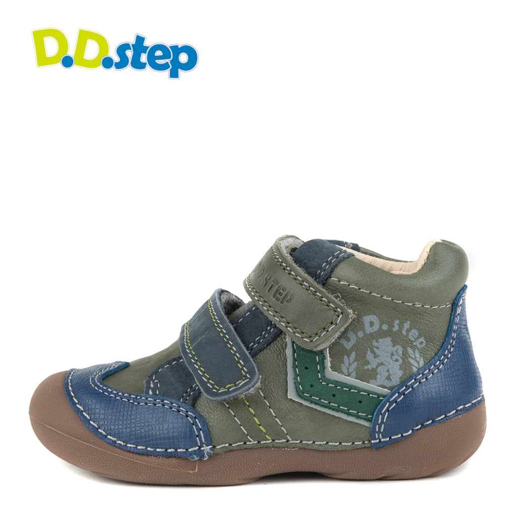 Premium quality first walker with genuine leather lining and upper in khaki with green stripe on the side. Thanks to its high level of specialization, D.D. Step knows exactly what your child’s feet need, to develop properly in the various phases of growth. The exceptional comfort these shoes provide assure the well-being and happiness of your child.