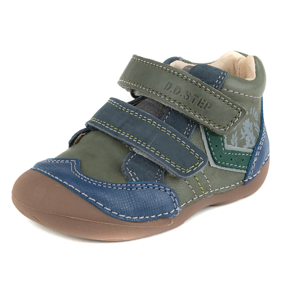 Premium quality first walker with genuine leather lining and upper in khaki with green stripe on the side. Thanks to its high level of specialization, D.D. Step knows exactly what your child’s feet need, to develop properly in the various phases of growth. The exceptional comfort these shoes provide assure the well-being and happiness of your child.