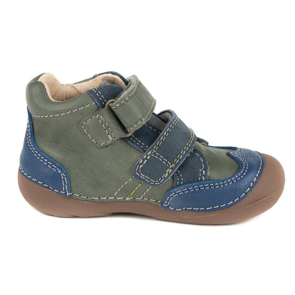 Premium quality first walker with genuine leather lining and upper in khaki with green stripe on the side. Thanks to its high level of specialization, D.D. Step knows exactly what your child’s feet need, to develop properly in the various phases of growth. The exceptional comfort these shoes provide assure the well-being and happiness of your child.