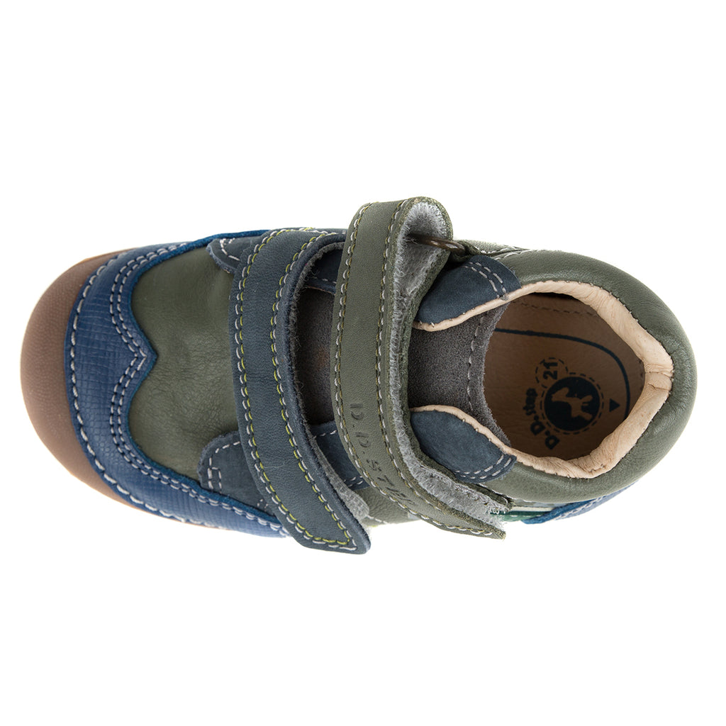 Premium quality first walker with genuine leather lining and upper in khaki with green stripe on the side. Thanks to its high level of specialization, D.D. Step knows exactly what your child’s feet need, to develop properly in the various phases of growth. The exceptional comfort these shoes provide assure the well-being and happiness of your child.