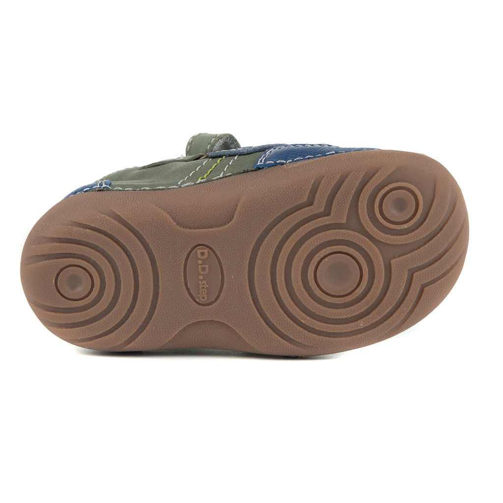 Premium quality first walker with genuine leather lining and upper in khaki with green stripe on the side. Thanks to its high level of specialization, D.D. Step knows exactly what your child’s feet need, to develop properly in the various phases of growth. The exceptional comfort these shoes provide assure the well-being and happiness of your child.