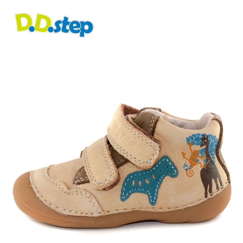 Premium quality first walker with genuine leather lining and upper in light brown with Africa theme. Thanks to its high level of specialization, D.D. Step knows exactly what your child’s feet need, to develop properly in the various phases of growth. The exceptional comfort these shoes provide assure the well-being and happiness of your child.
