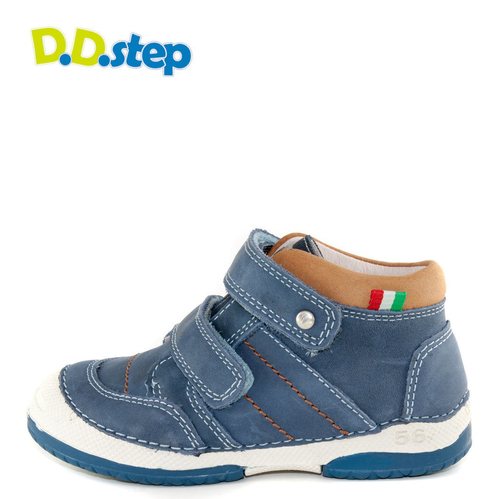 Premium quality first walker with genuine leather lining and upper in navy blue with brown top. Thanks to its high level of specialization, D.D. Step knows exactly what your child’s feet need, to develop properly in the various phases of growth. The exceptional comfort these shoes provide assure the well-being and happiness of your child.