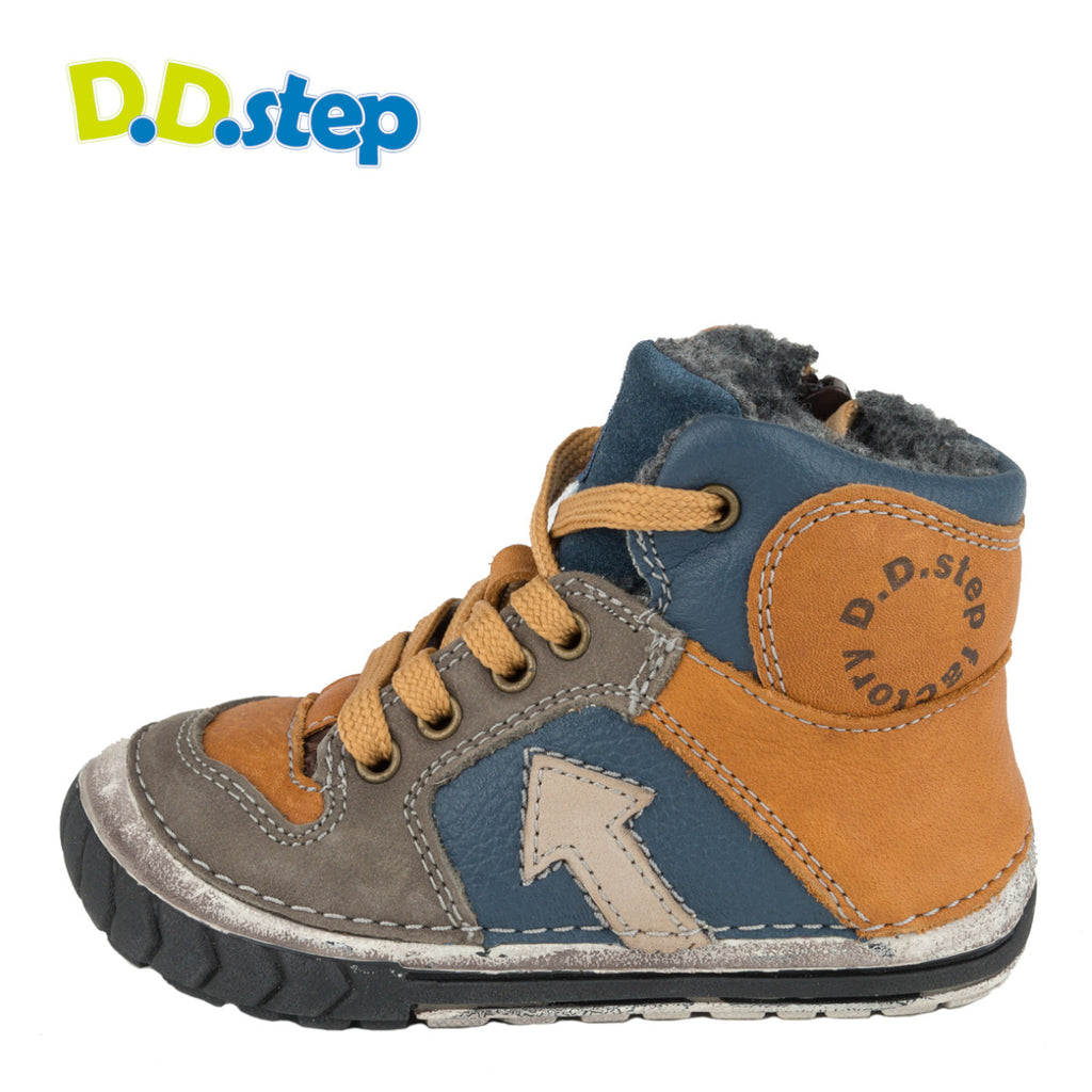 Premium quality first walker with faux fur insulation and genuine leather upper in blue and bronze with arrow. Thanks to its high level of specialization, D.D. Step knows exactly what your child’s feet need, to develop properly in the various phases of growth. The exceptional comfort these shoes provide assure the well-being and happiness of your child.