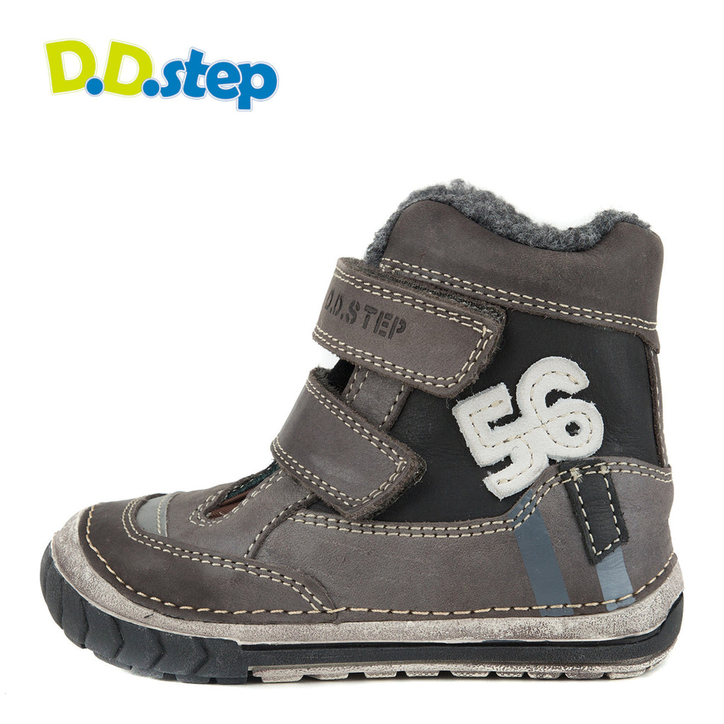 Premium quality first walker with faux fur insulation and genuine leather upper in grey and black. Thanks to its high level of specialization, D.D. Step knows exactly what your child’s feet need, to develop properly in the various phases of growth. The exceptional comfort these shoes provide assure the well-being and happiness of your child.