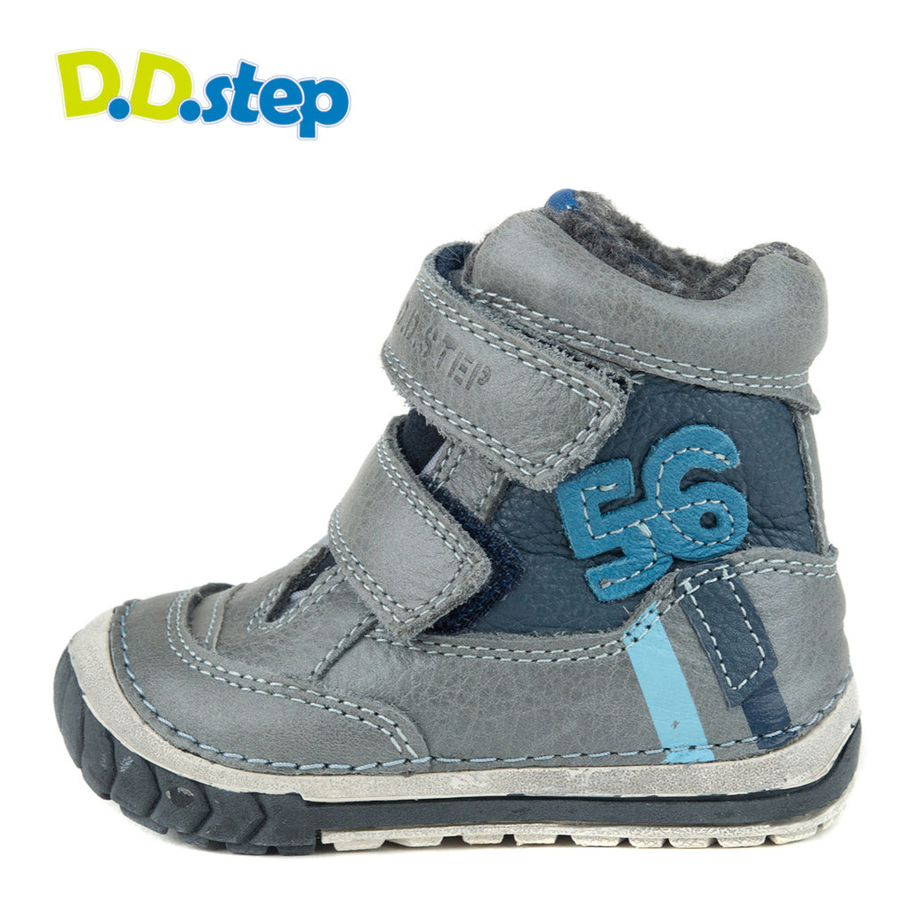Premium quality first walker with faux fur insulation and genuine leather upper in grey and blue. Thanks to its high level of specialization, D.D. Step knows exactly what your child’s feet need, to develop properly in the various phases of growth. The exceptional comfort these shoes provide assure the well-being and happiness of your child.