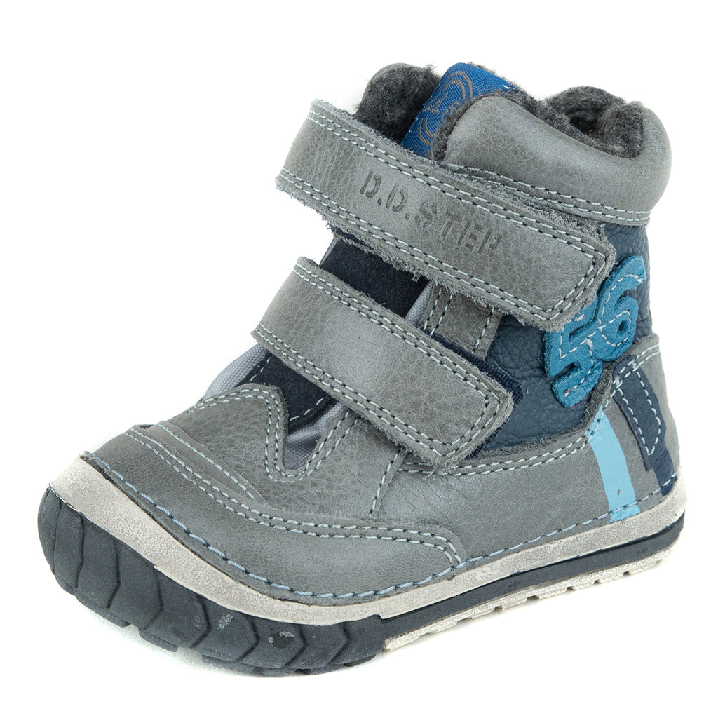 Premium quality first walker with faux fur insulation and genuine leather upper in grey and blue. Thanks to its high level of specialization, D.D. Step knows exactly what your child’s feet need, to develop properly in the various phases of growth. The exceptional comfort these shoes provide assure the well-being and happiness of your child.