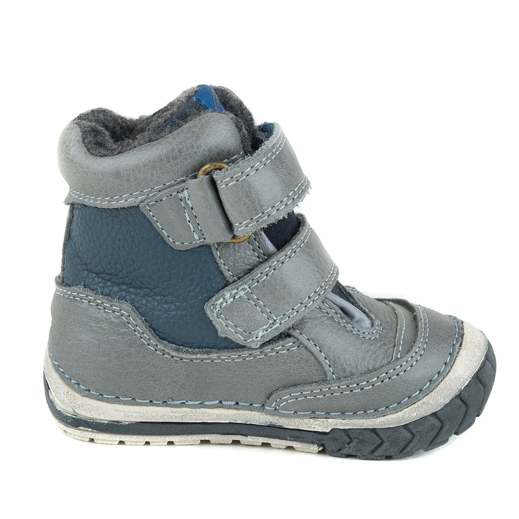 Premium quality first walker with faux fur insulation and genuine leather upper in grey and blue. Thanks to its high level of specialization, D.D. Step knows exactly what your child’s feet need, to develop properly in the various phases of growth. The exceptional comfort these shoes provide assure the well-being and happiness of your child.
