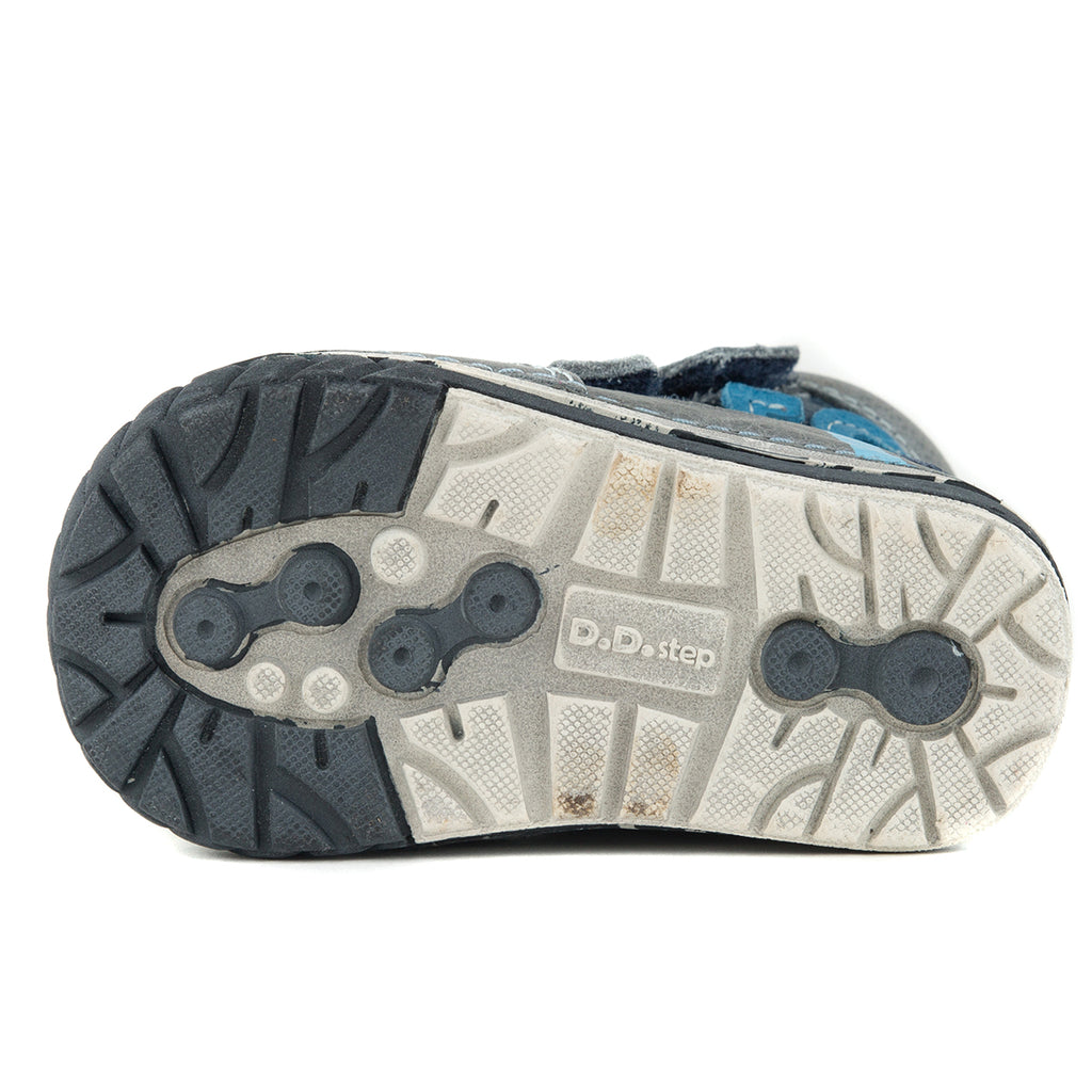 Premium quality first walker with faux fur insulation and genuine leather upper in grey and blue. Thanks to its high level of specialization, D.D. Step knows exactly what your child’s feet need, to develop properly in the various phases of growth. The exceptional comfort these shoes provide assure the well-being and happiness of your child.