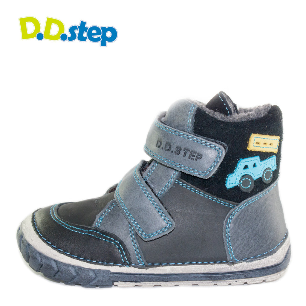 Premium quality first walker with faux fur insulation and genuine leather upper in grey with blue truck decor. Thanks to its high level of specialization, D.D. Step knows exactly what your child’s feet need, to develop properly in the various phases of growth. The exceptional comfort these shoes provide assure the well-being and happiness of your child.