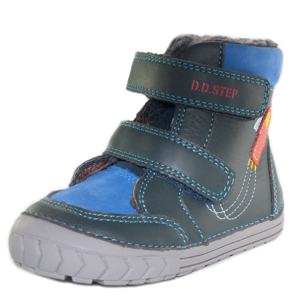 Premium quality first walker with faux fur insulation and genuine leather upper in ink blue with spaceship pattern. Thanks to its high level of specialization, D.D. Step knows exactly what your child’s feet need, to develop properly in the various phases of growth. The exceptional comfort these shoes provide assure the well-being and happiness of your child.