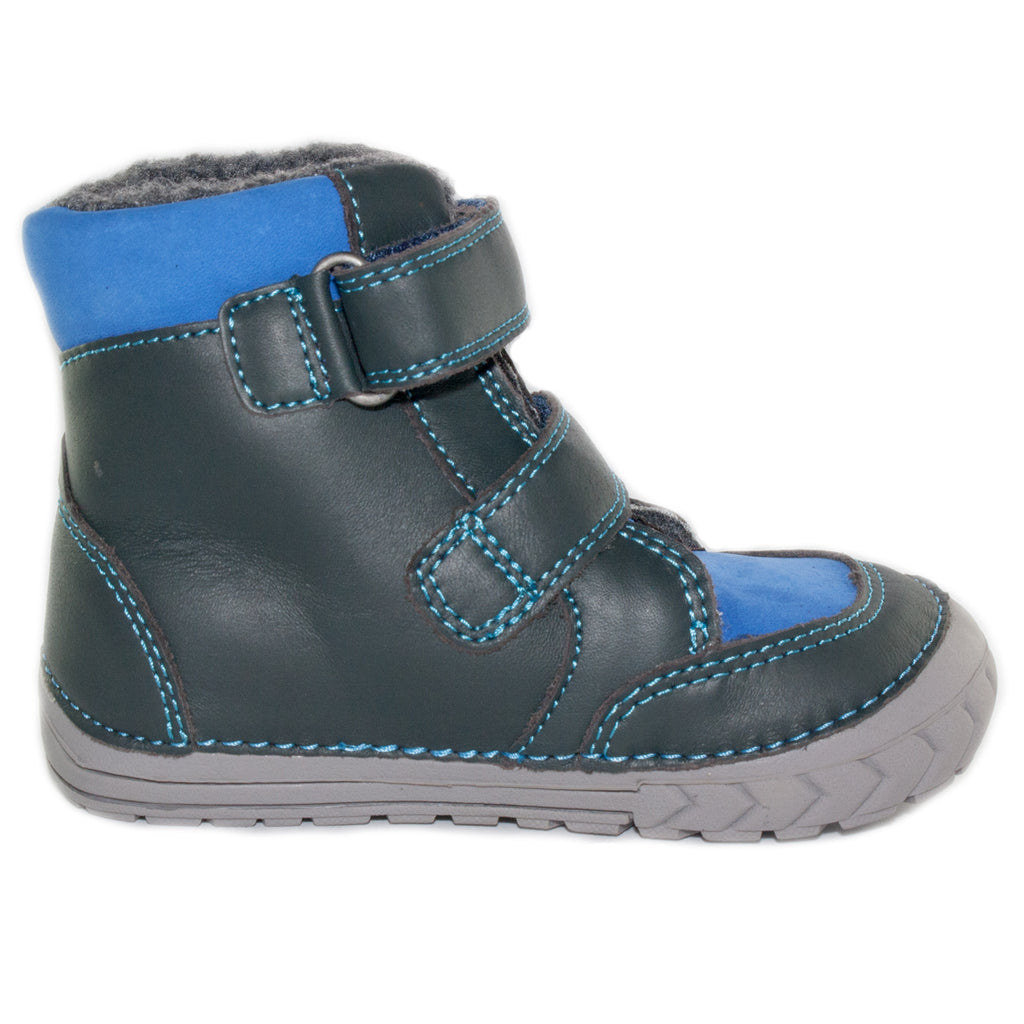 Premium quality first walker with faux fur insulation and genuine leather upper in ink blue with spaceship pattern. Thanks to its high level of specialization, D.D. Step knows exactly what your child’s feet need, to develop properly in the various phases of growth. The exceptional comfort these shoes provide assure the well-being and happiness of your child.
